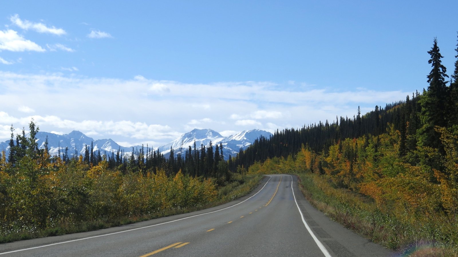 Alaska route 1 highway freisein Shutterstock