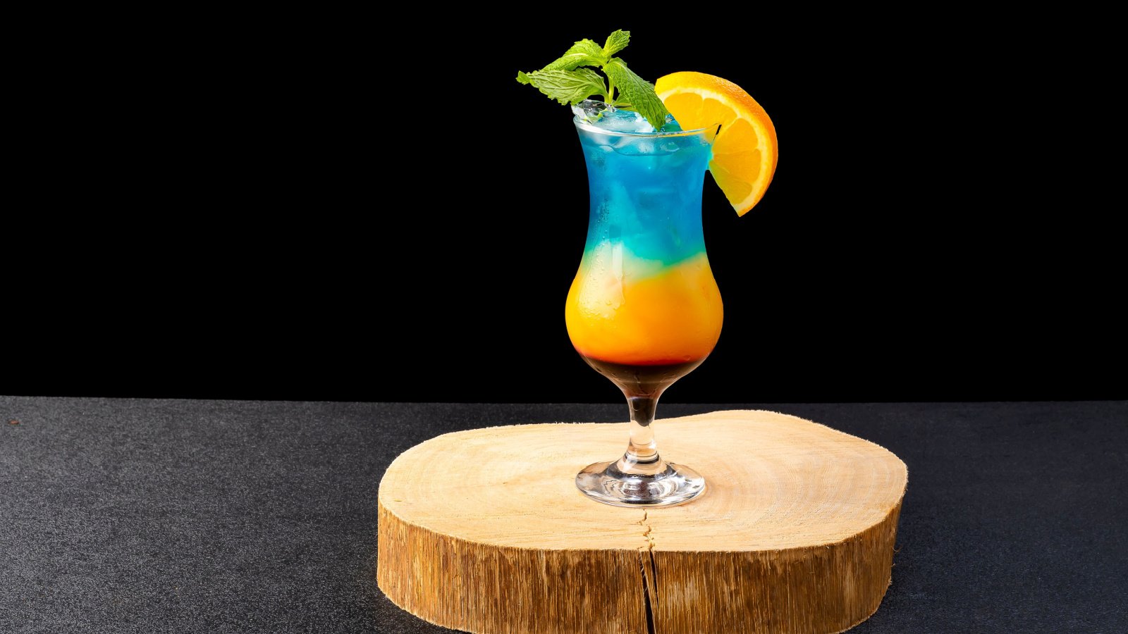 Caribbean Blue Cocktail Beverage EDSON DE SOUZA NASCIMENTO Shutterstock