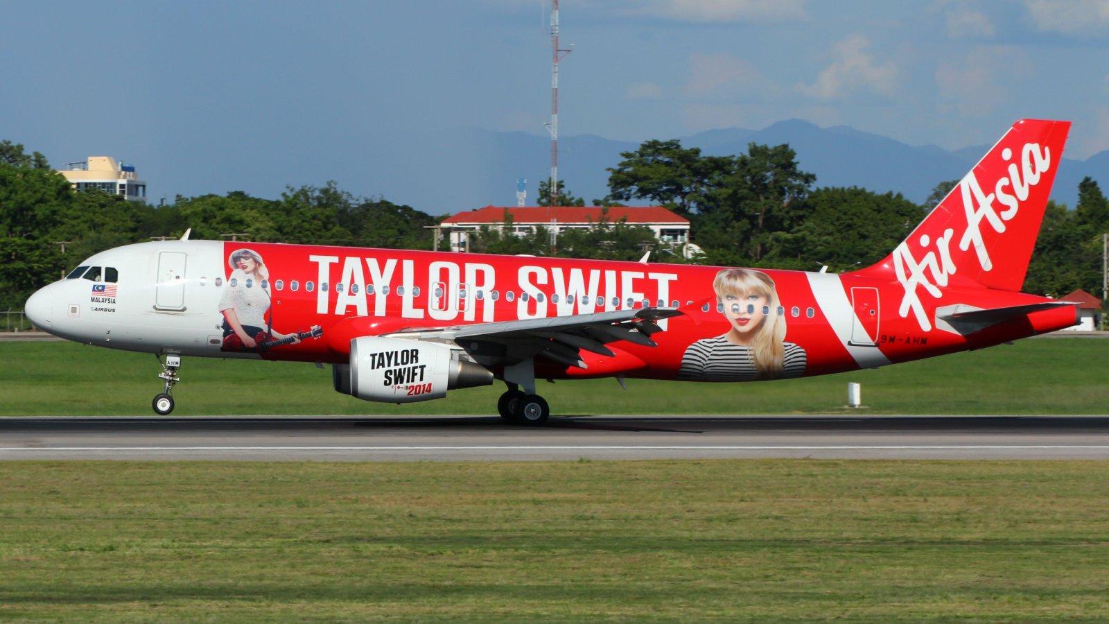 Celebrity Taylor Swift Airplane Add Sudpoth Sirirattanasakul shutterstock