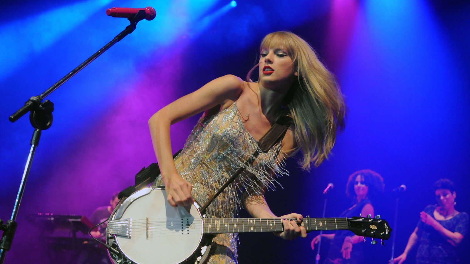 Celebrity Taylor Swift Playing Banjo A.PAES Shutterstock