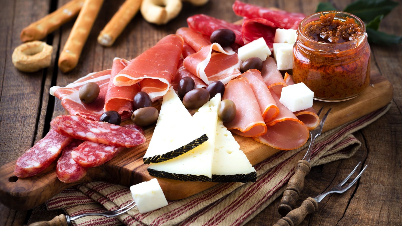 Cheese Board charcuterie Meat appetizer kuvona Shutterstock