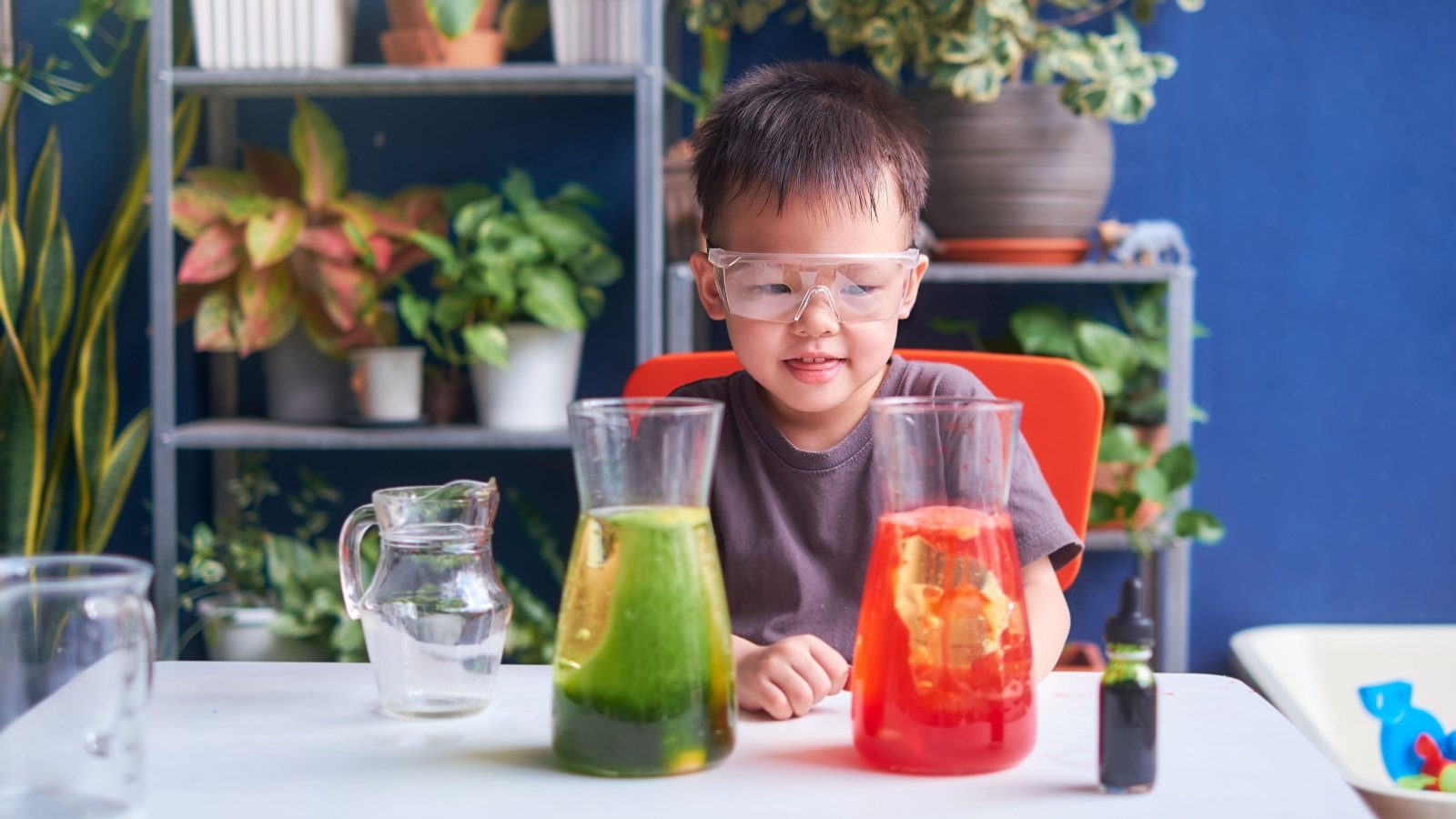 Child Kid Lava lamp, science experiment Yaoinlove Shutterstock