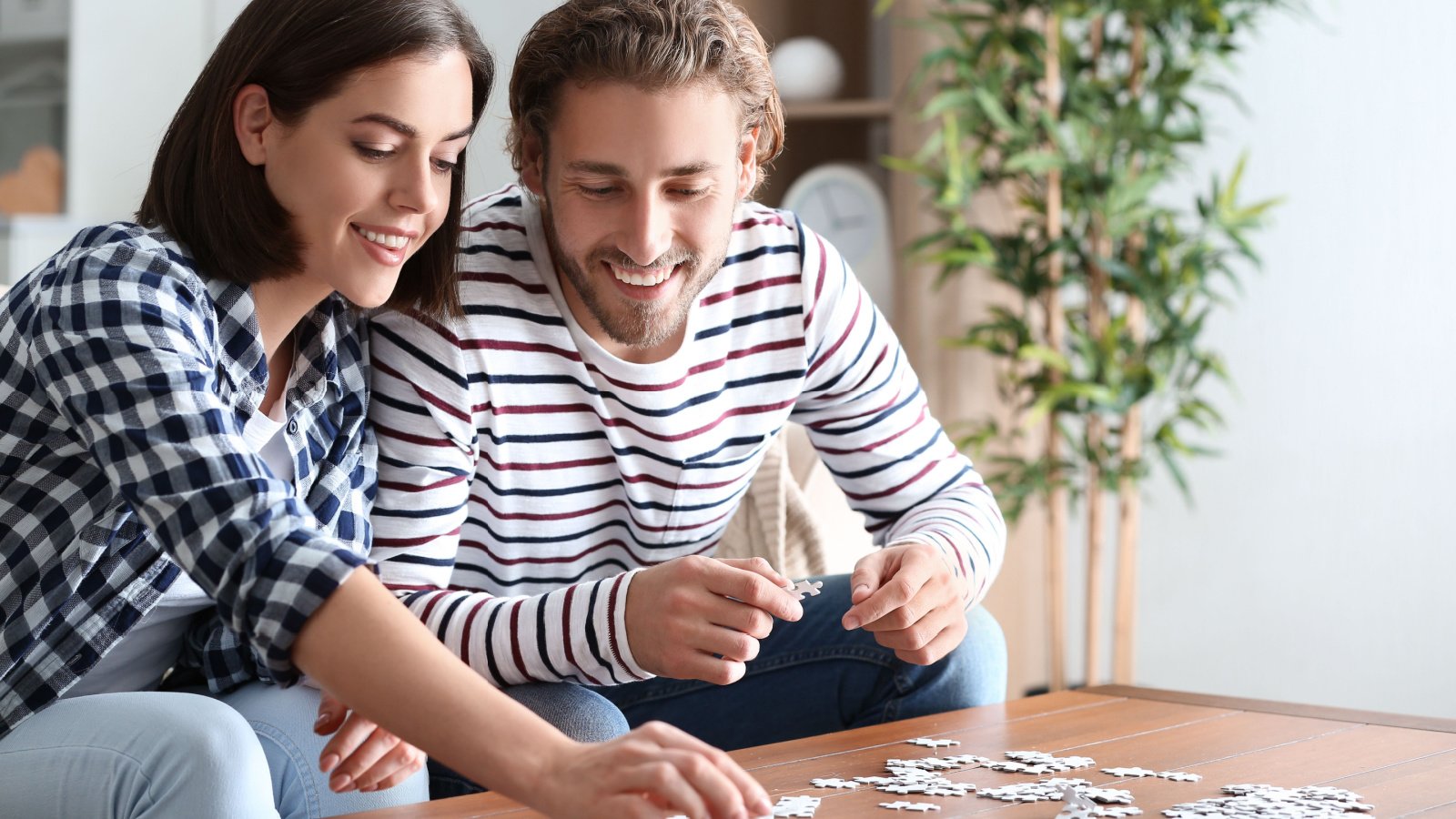 Couple jigsaw puzzle home Pixel Shot Shutterstock