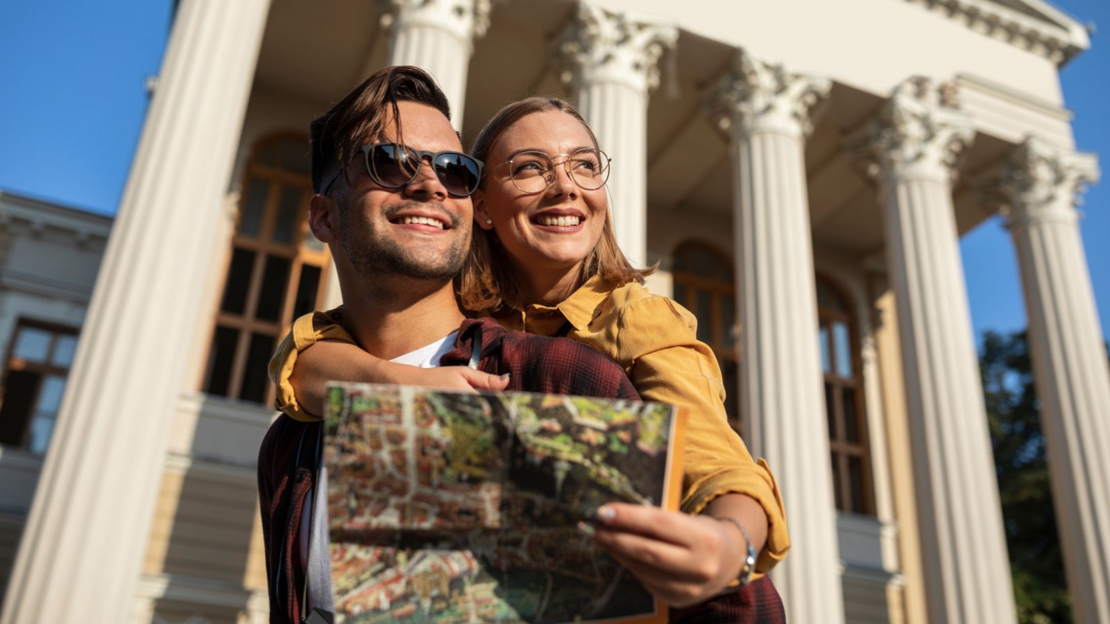 Couple travel date museum Gutesa Shutterstock