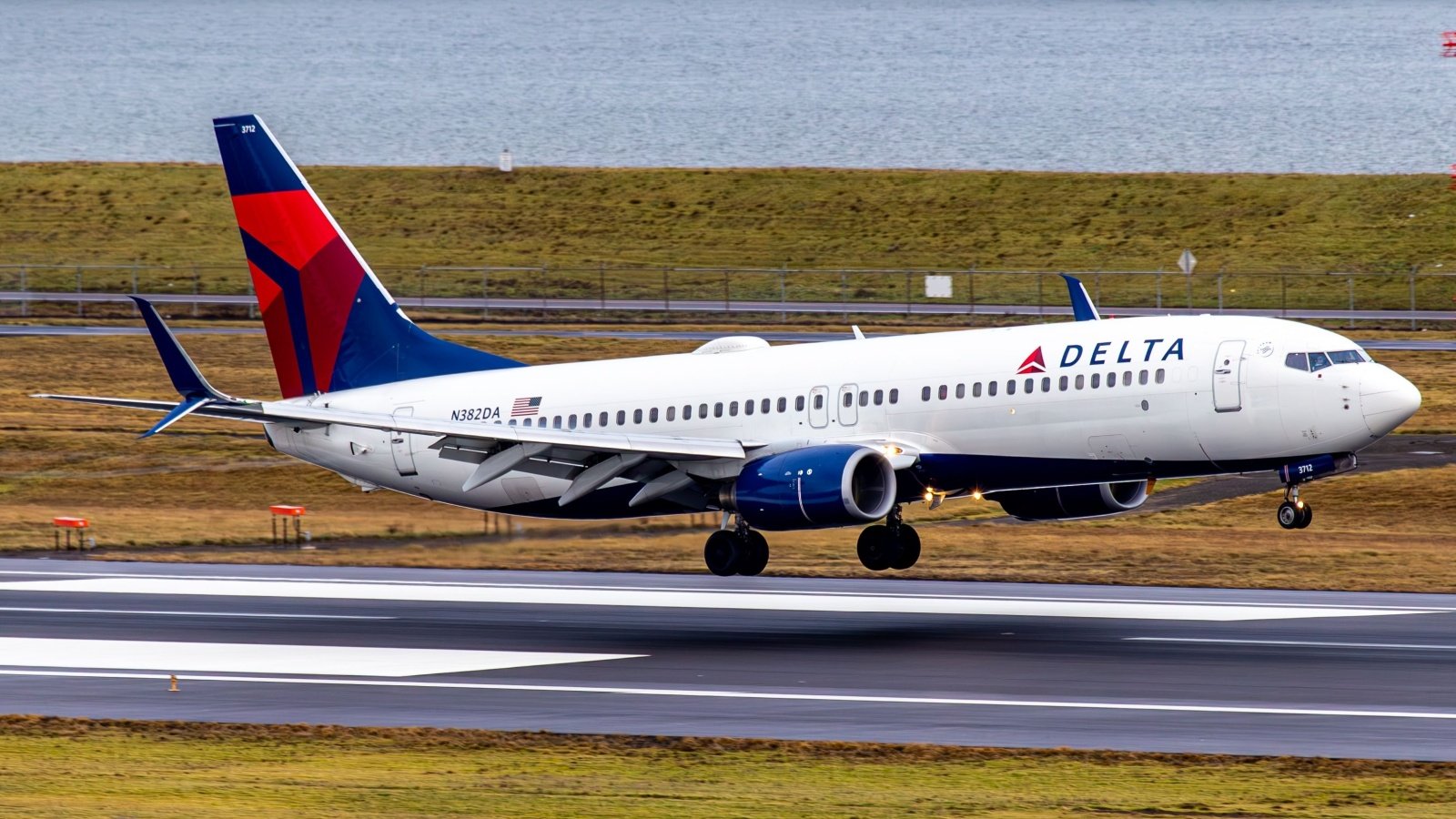 Delta Airlines passenger plane Boeing 737 832 Wenjie Zheng Shutterstock