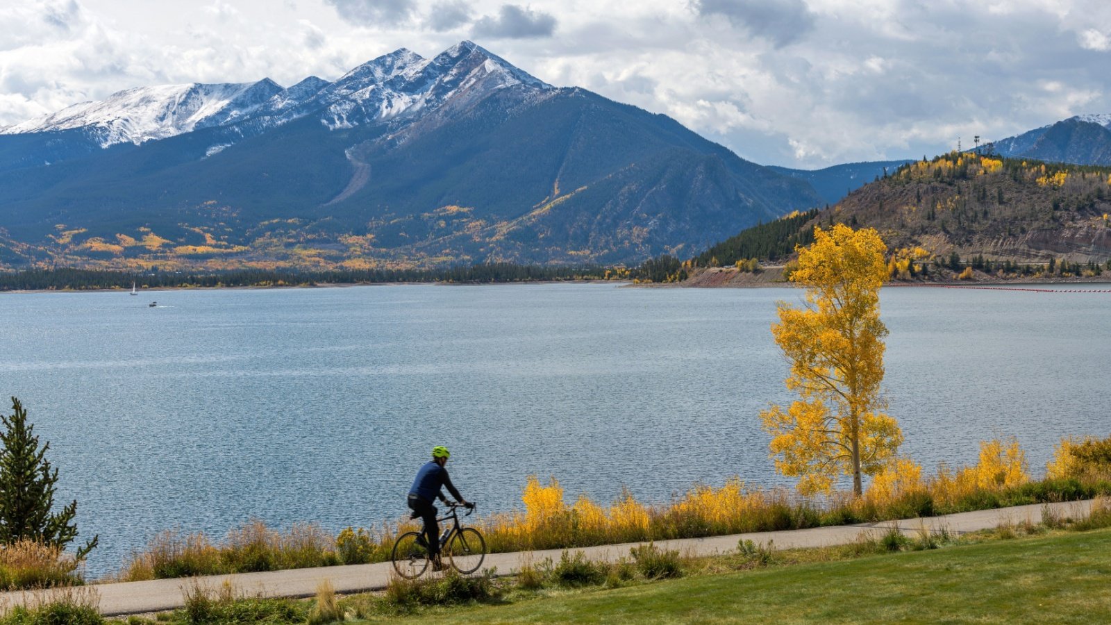 Dillon Reservoir Colorado Rockies Mountain Landscape Sean Xu Shutterstock