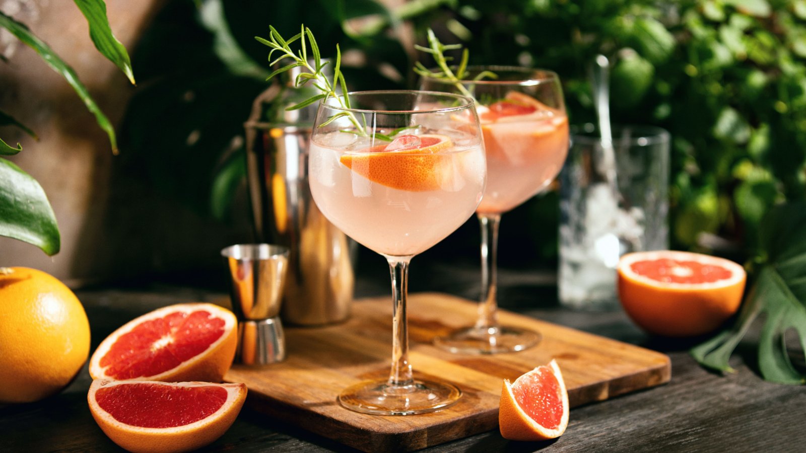 Drinks cocktail grapefruit alcohol Fortyforks Shutterstock