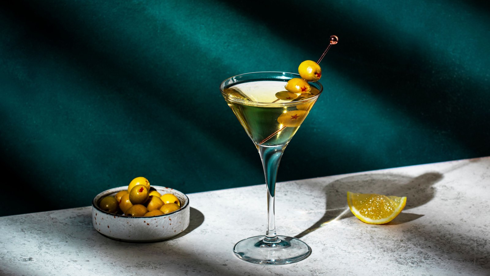 Drinks cocktail martini olive dirty Gin vodka 5PH Shutterstock