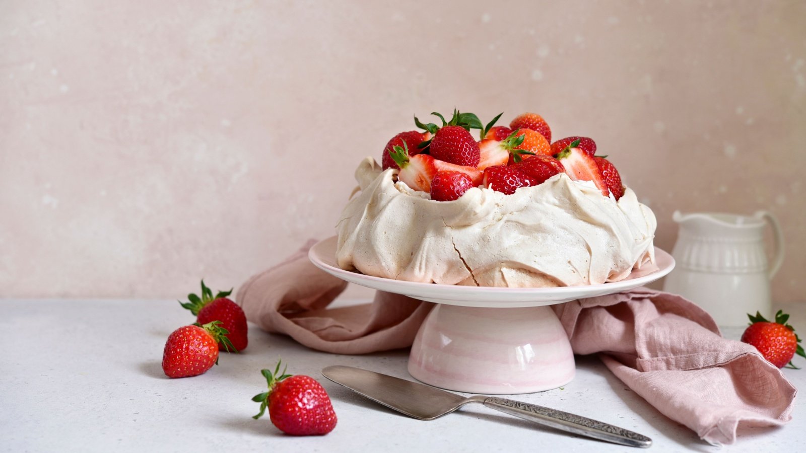 Homemade delicious meringue cake Pavlova Liliya Kandrashevich Shutterstock