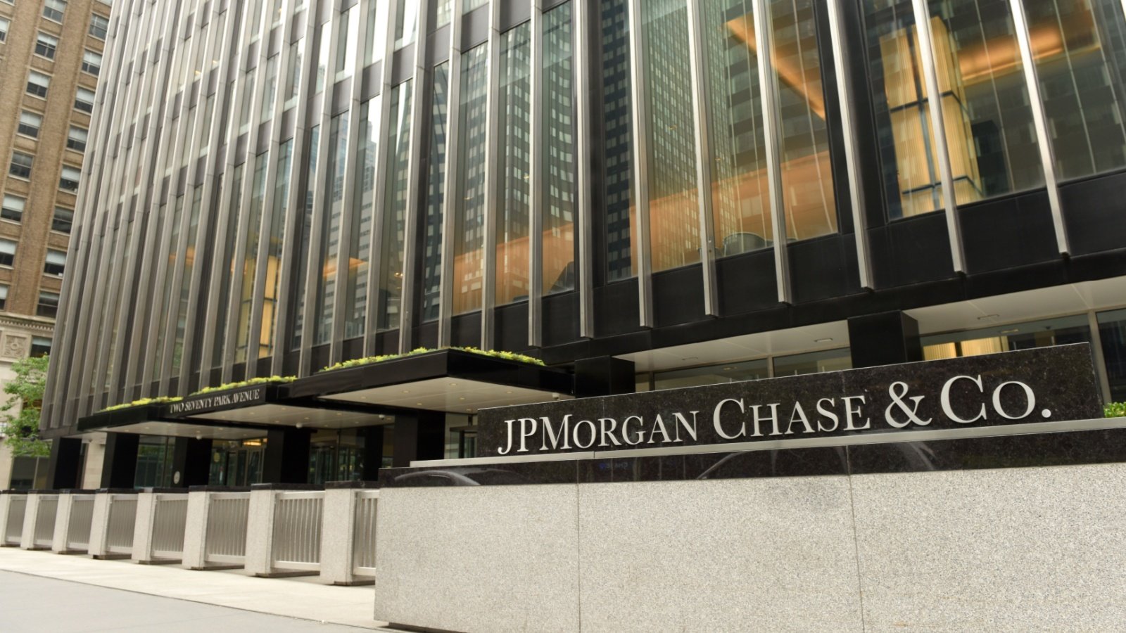 JP Morgan Chase Building Bumble Dee Shutterstock