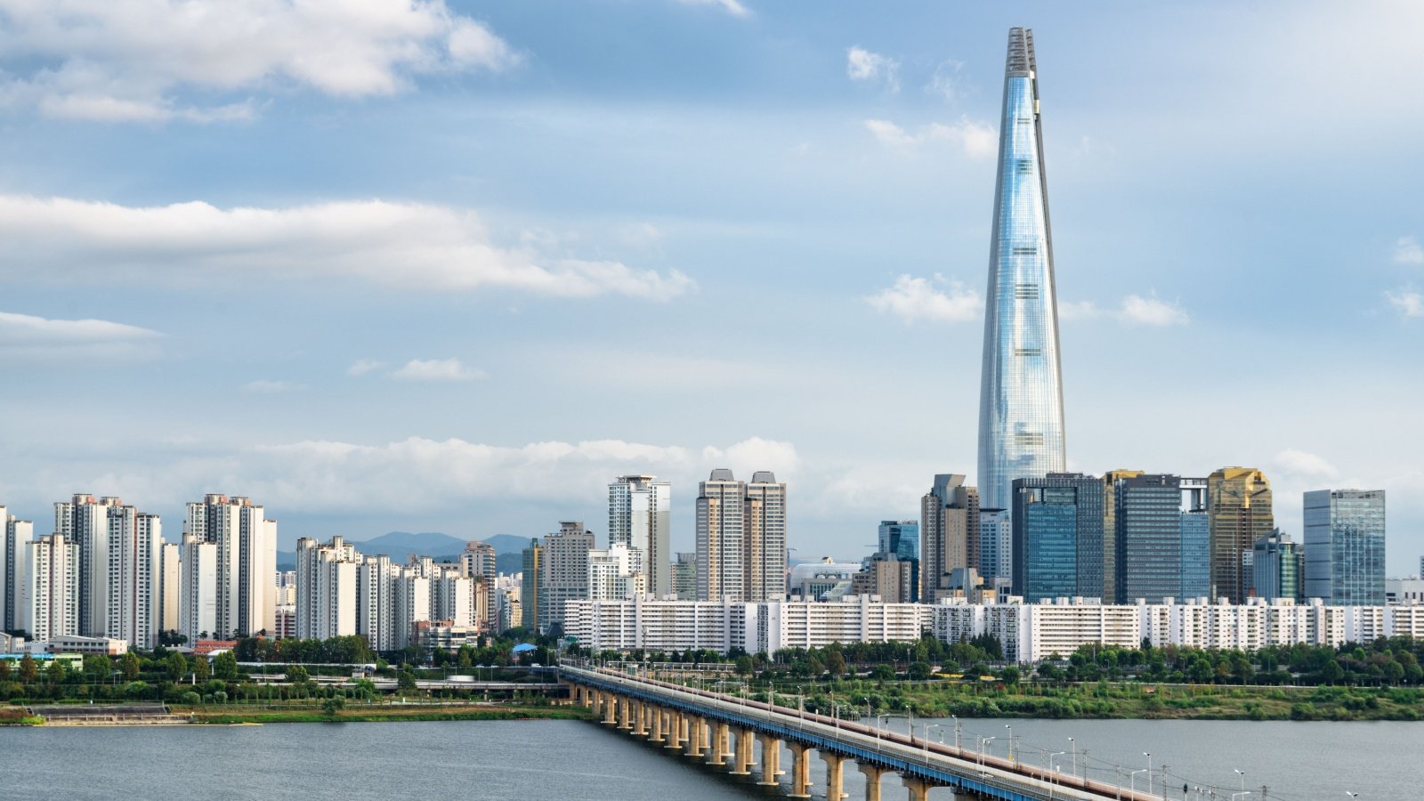 Jamsil Railway Bridge over the Han River Hangang in Seoul South Korea Efired Shutterstock