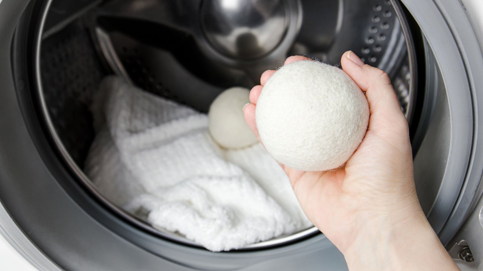 Laundry dryer balls ecofriendly FotoHelin Shutterstock