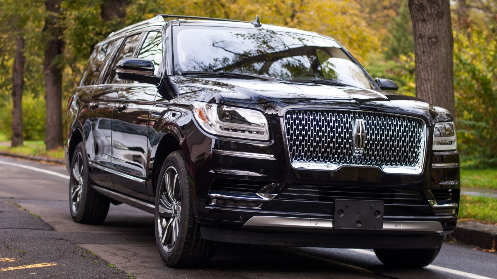 Lincoln Navigator car vehicle suv chorche de prigo Shutterstock