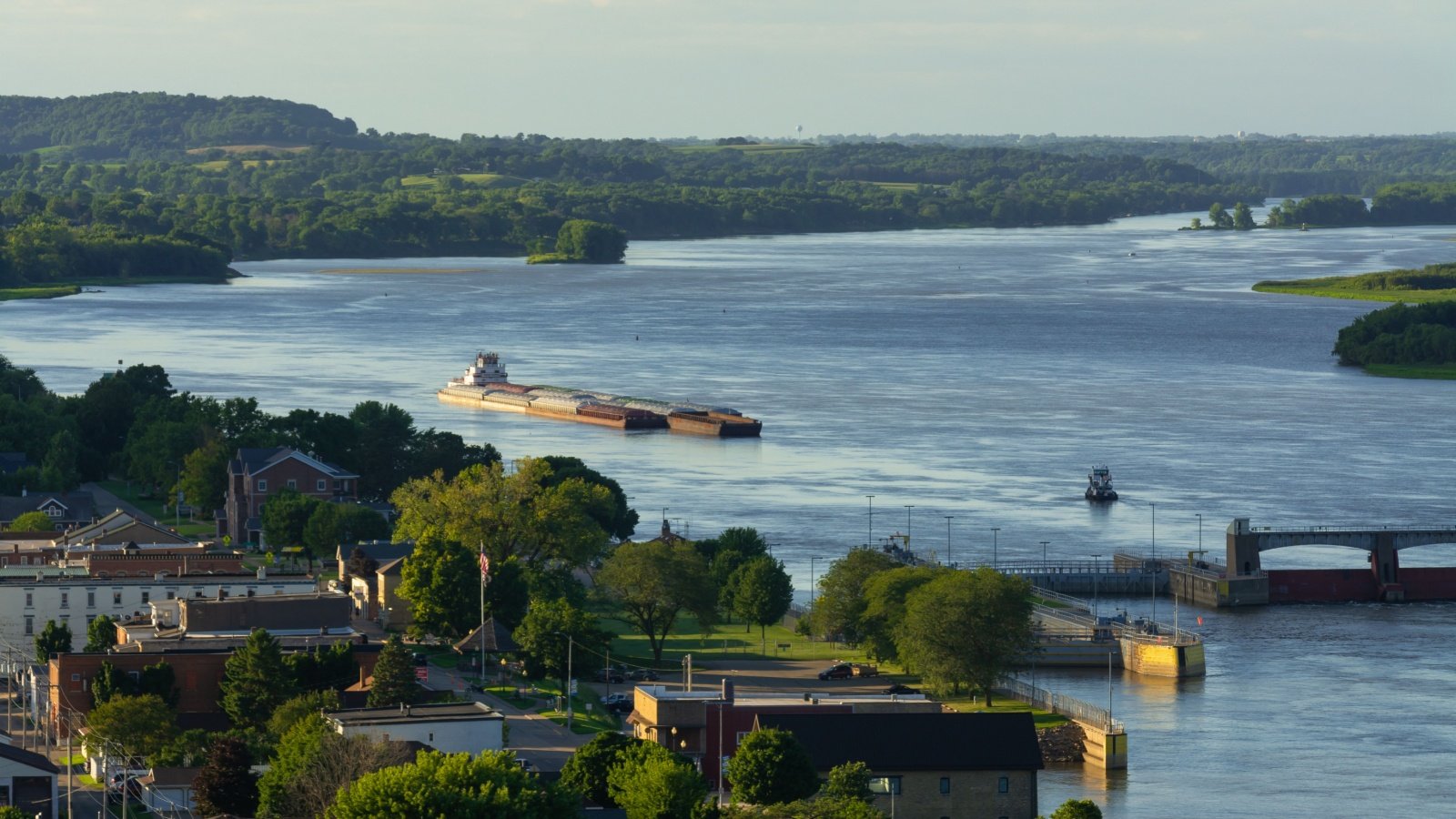 Mississippi River Bellevue, Iowa, USA Eddie J. Rodriquez Shutterstock