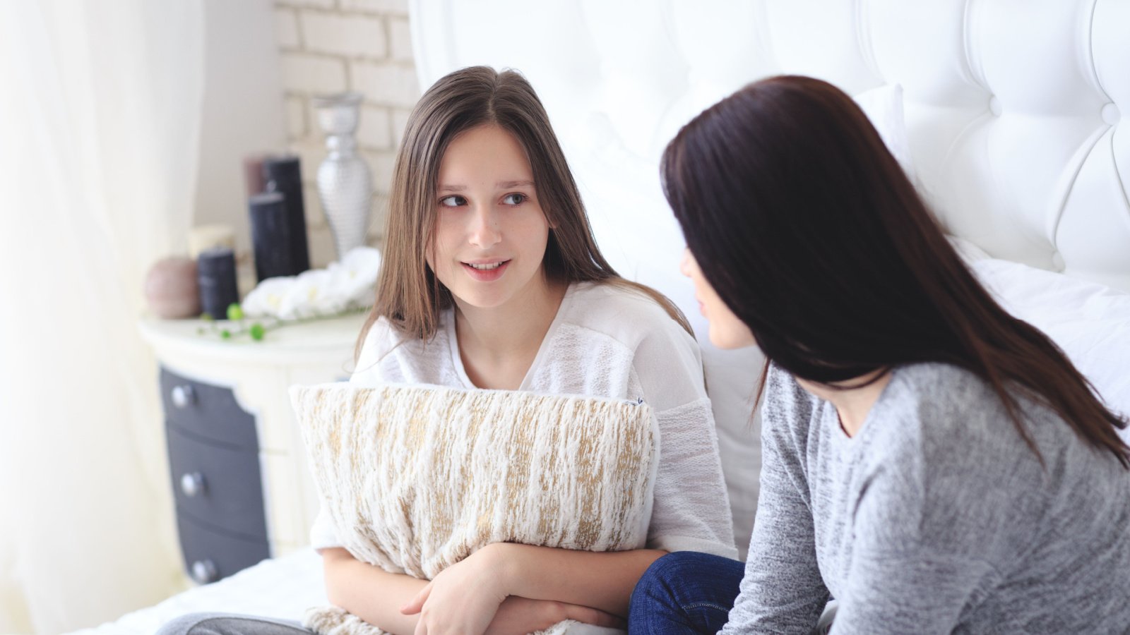 Mother daughter teen talk Olimpik Shutterstock