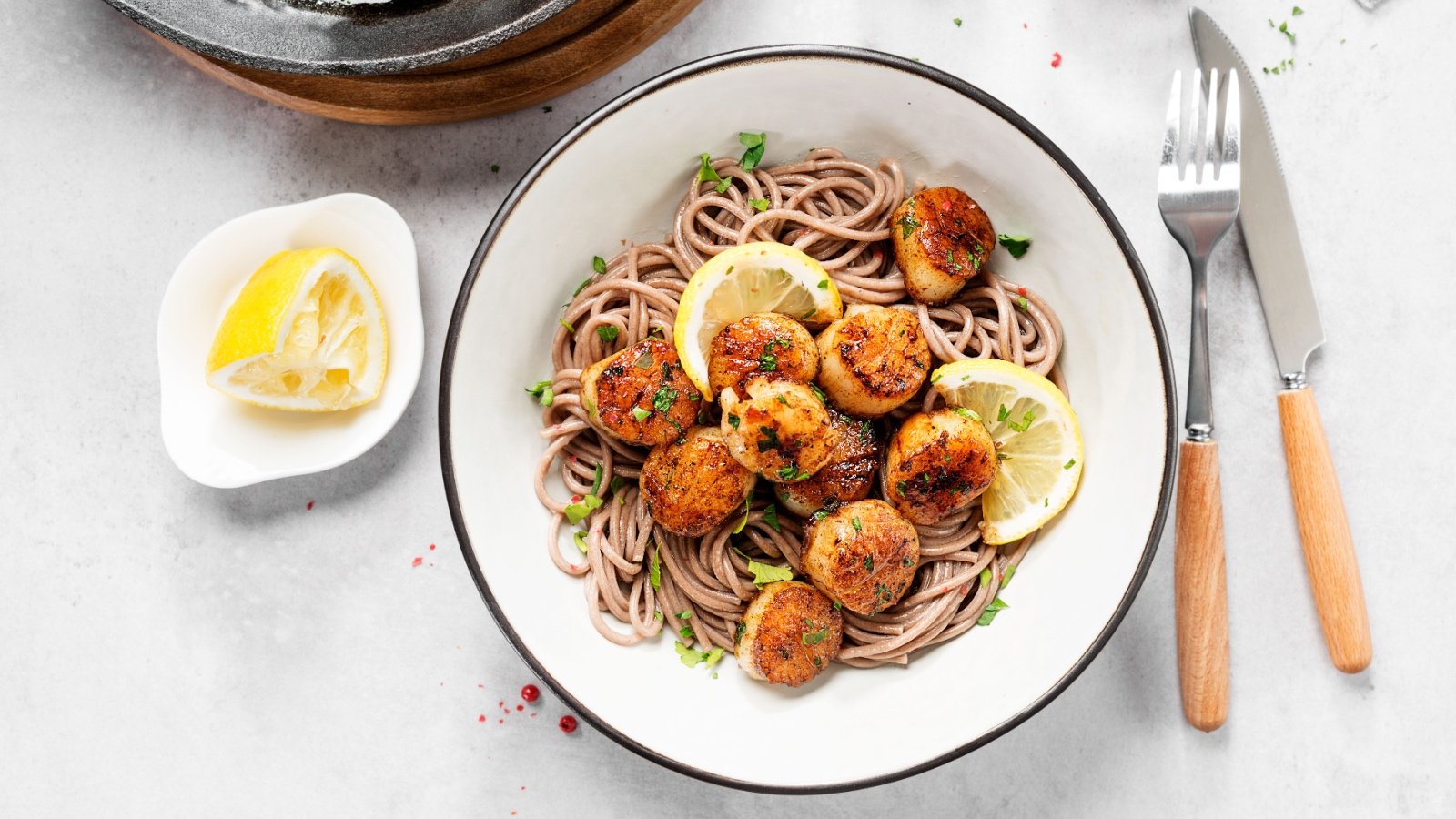 Scallop Pasta seafood with Lemon Garlic Sauce nelea33 Shutterstock