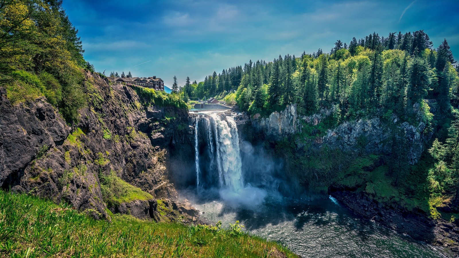 Snoqualmie Falls near Bellevue, Washington Sarah Quintans Shutterstock