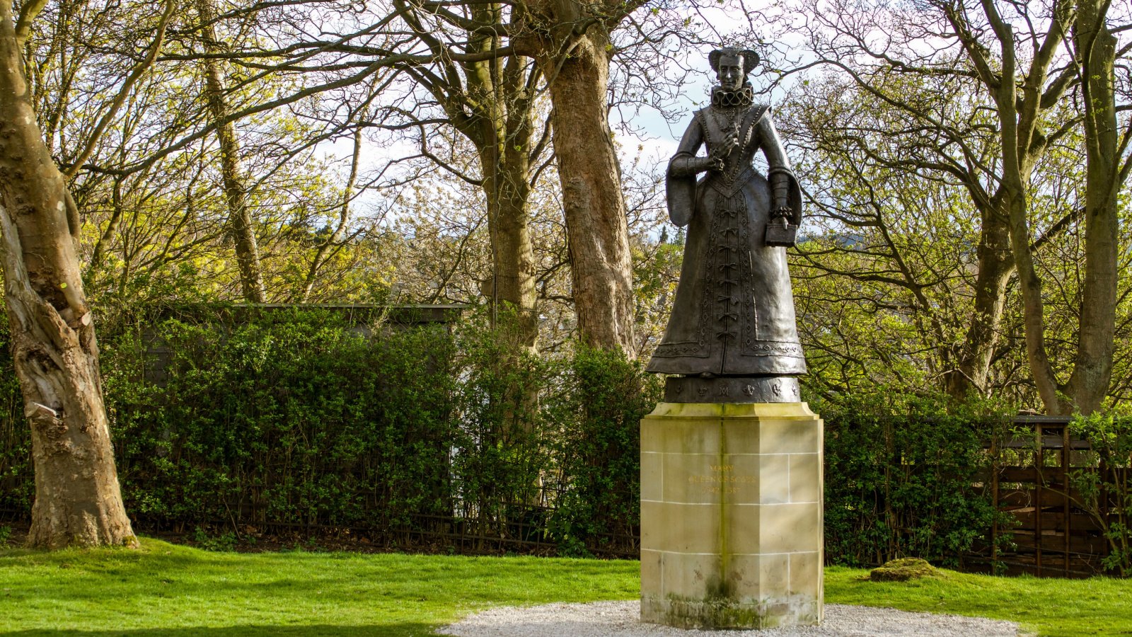 Statue of Mary Queen of Scots Scottland TreasureGalore Shutterstock