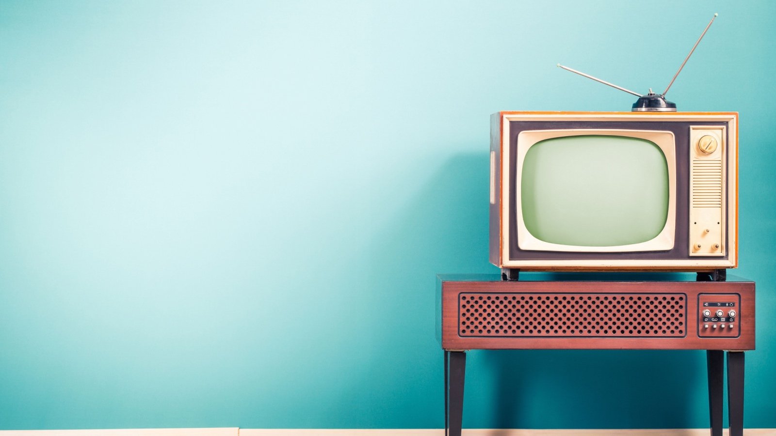Vintage TV with antenna BrAt82 Shutterstock Vintage TV with antenna BrAt82 Shutterstock