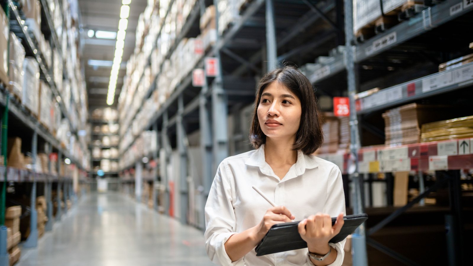 Warehouse worker Supply Chain Retail Gumbariya Shutterstock