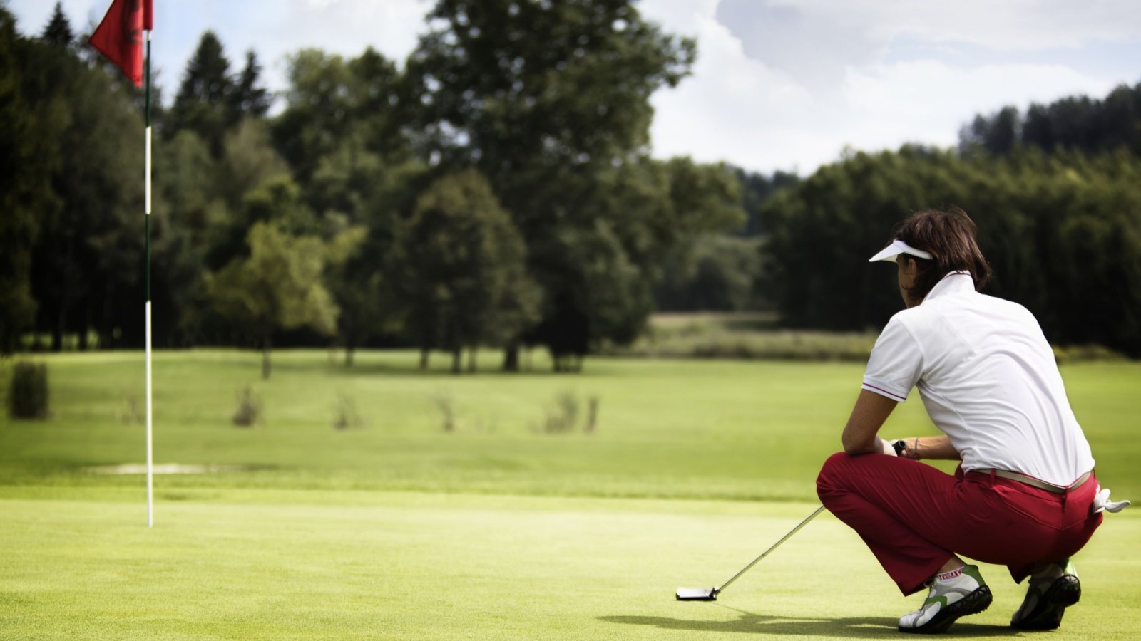 Woman Golfer Putt Club OtmarW Shutterstock