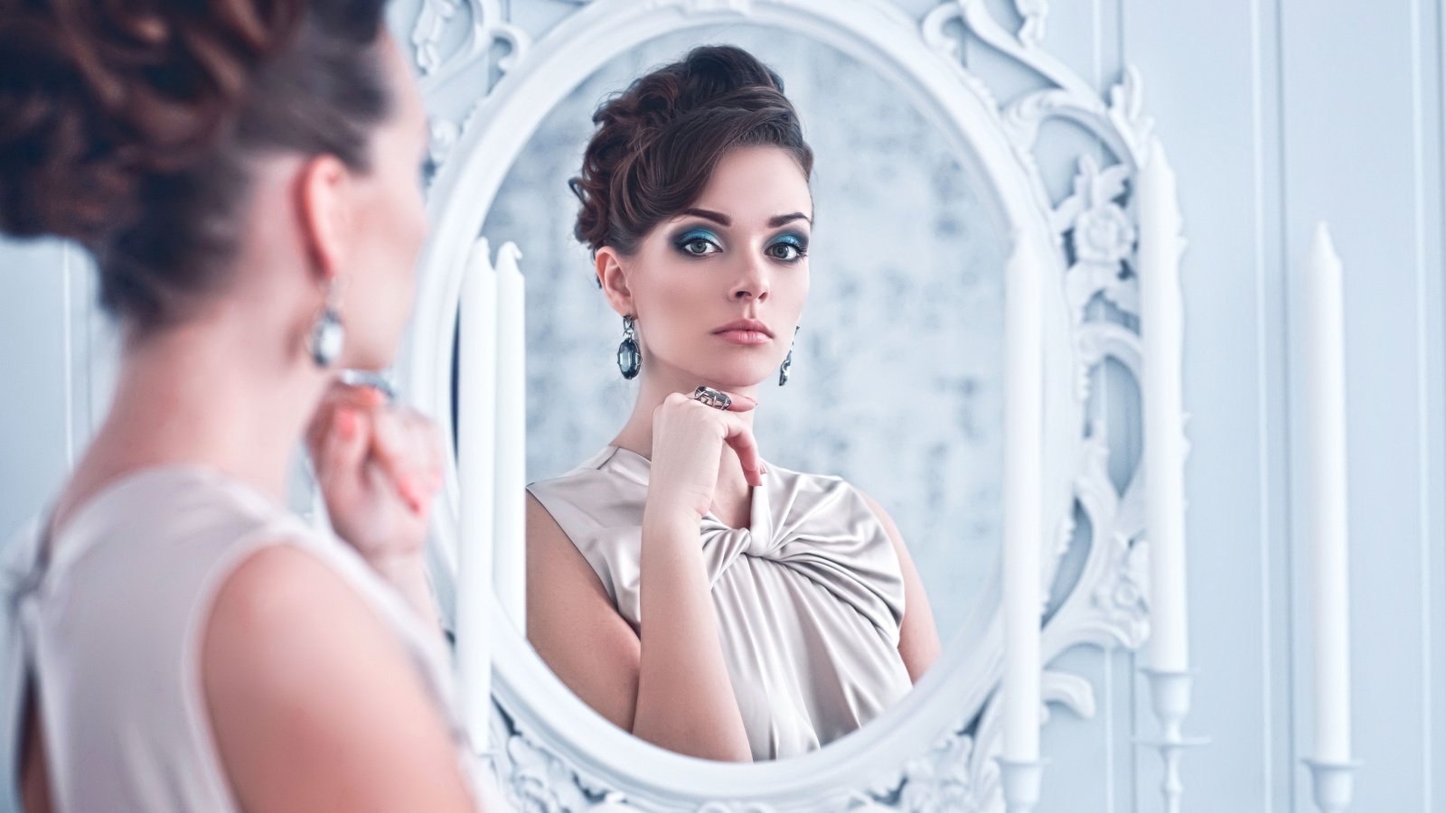 Woman elegant fashion wealthy mirror jewelry MaxFrost Shutterstock