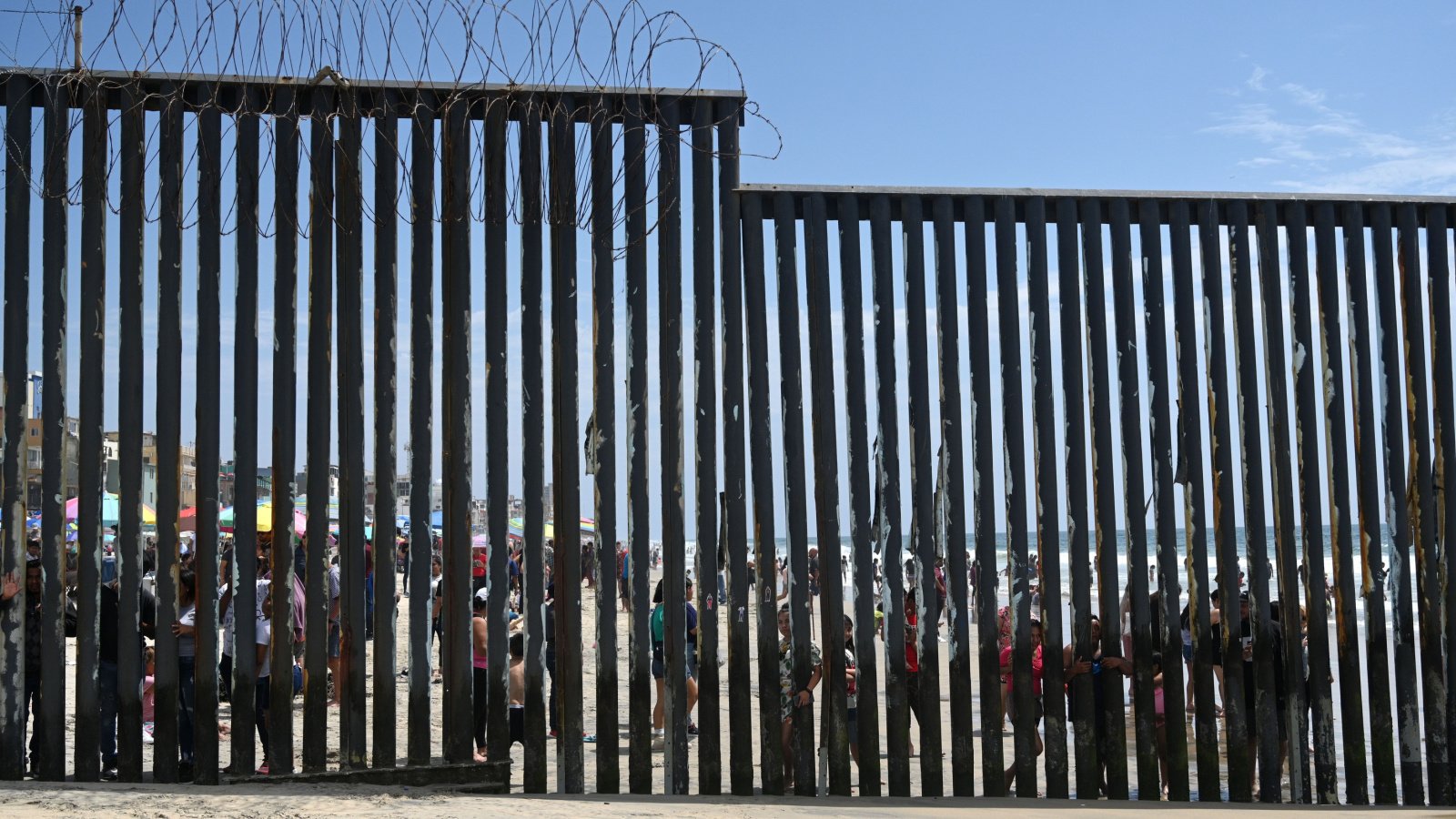 california texas us border crossing guard fence Bumble Dee shutterstock