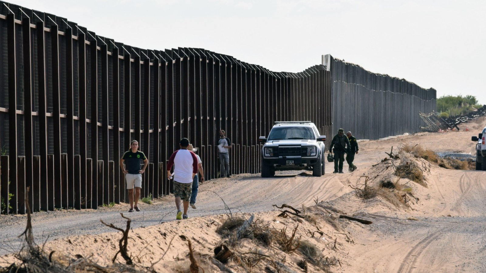 new mexico texas us border wall crossing guard fence Poli Pix Co. LLC shutterstock