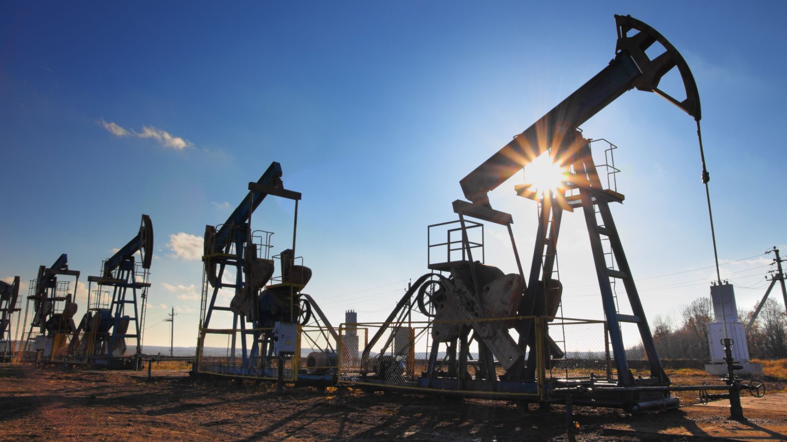 oil pumps digging exploration energy carbon Kokhanchikov Shutterstock