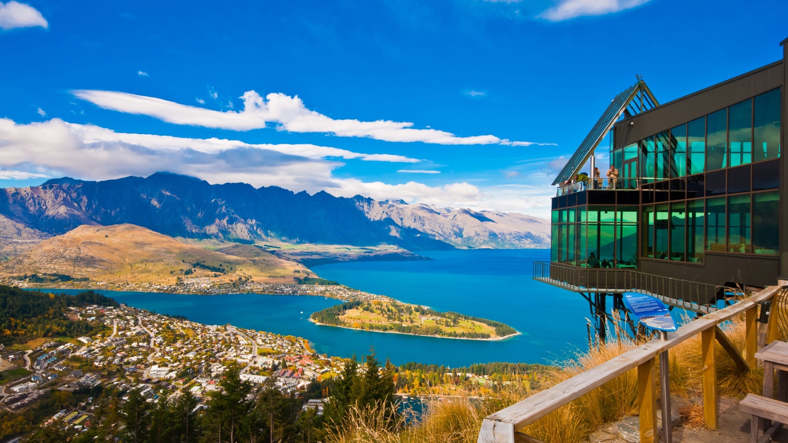 queenstown with lake Wakatipu from top, new zealand, south island NaughtyNut Shutterstock