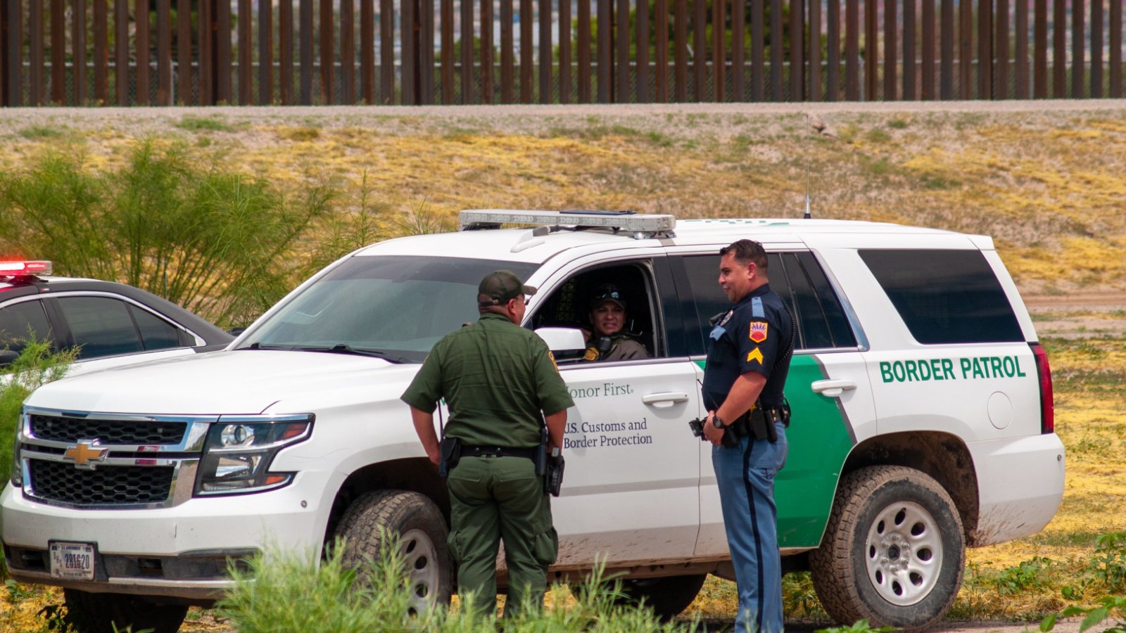 texas us border wall crossing guard fence David Peinado Romero shutterstock