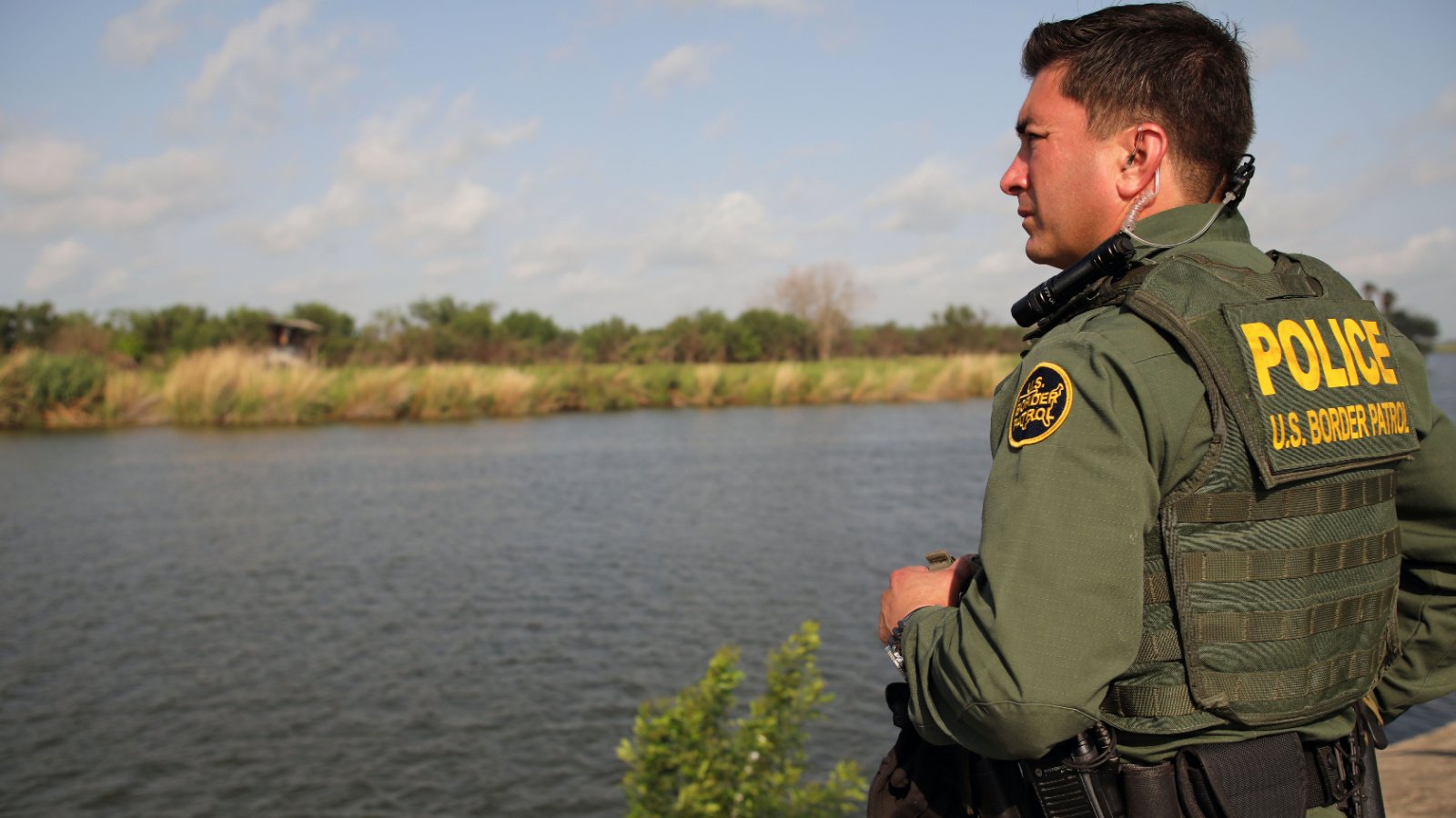 water river texas us border patrol crossing guard fence Vic Hinterlang shutterstock