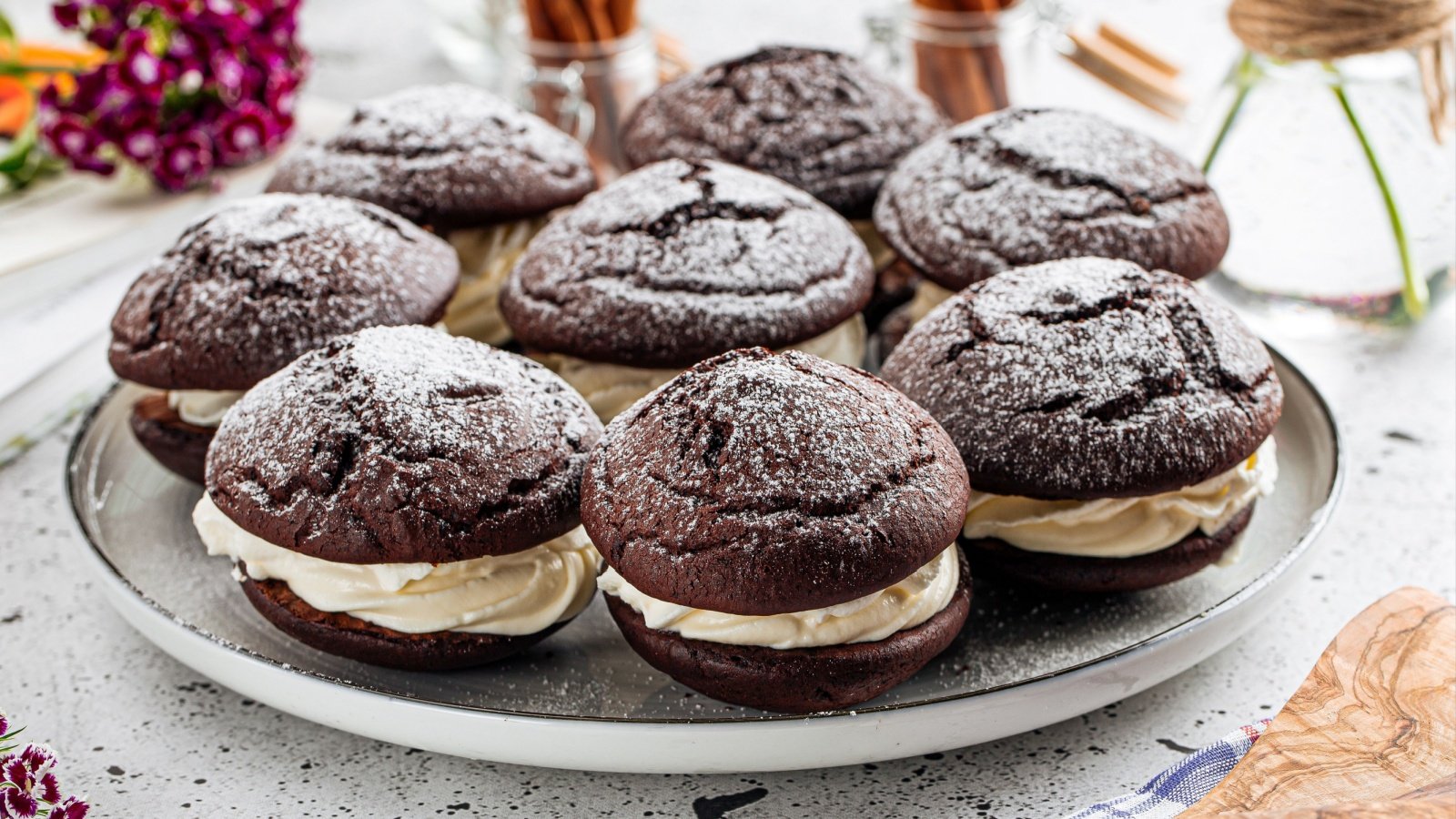 whoopie pies with cream filling Hihitetlin Shutterstock