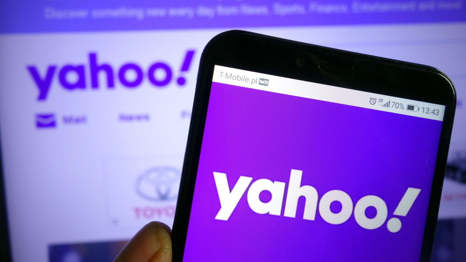 yahoo mobile Piotr Swat shuttestock